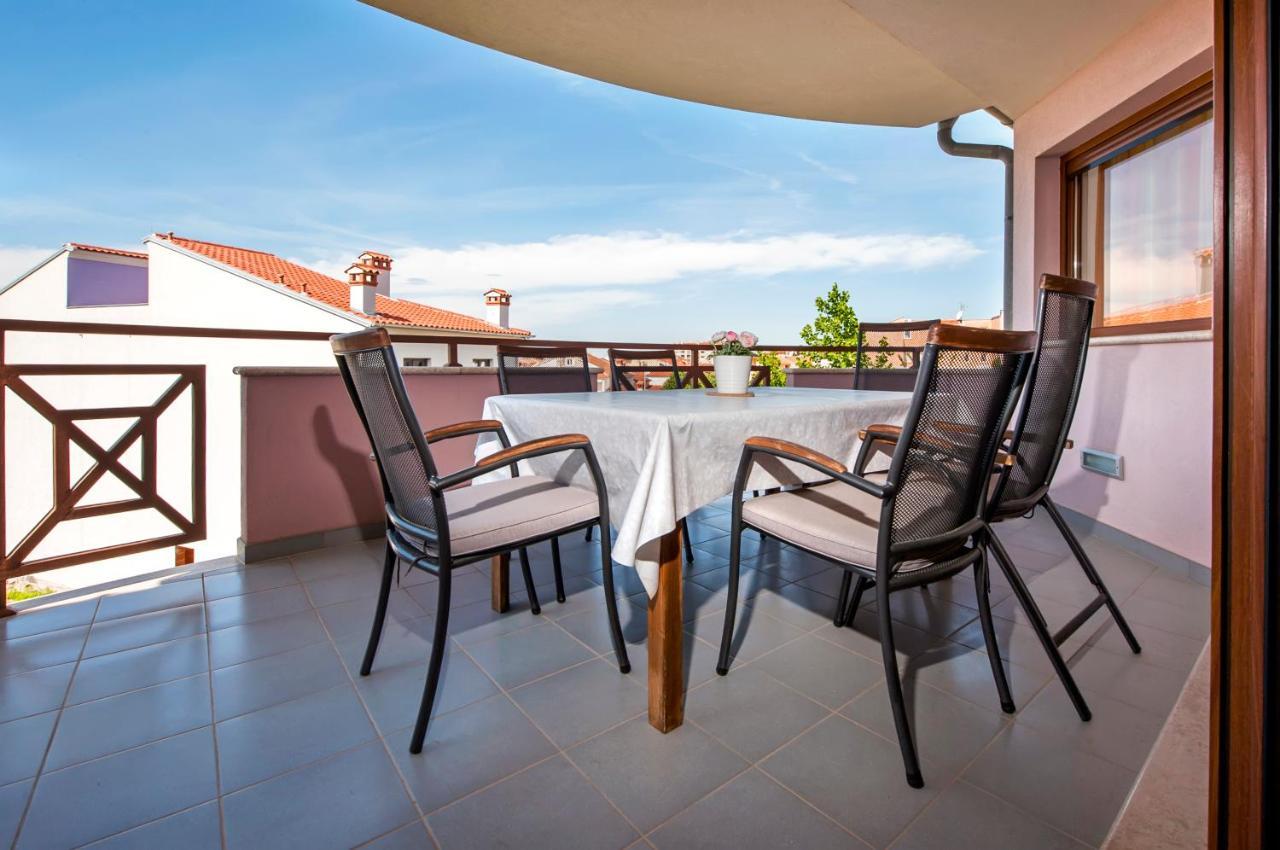 Apartments And Rooms Camaiore Rovinj Exterior photo